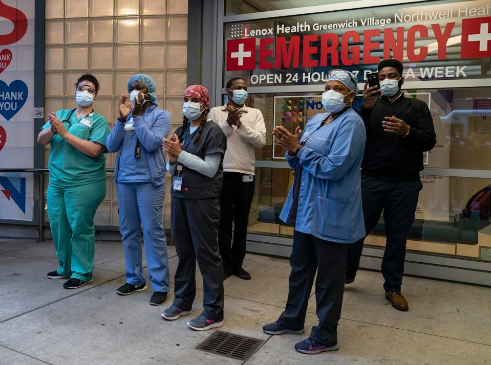 NEW YORK, HOA KỲ - 2020/05/06: Nhân viên y tế của bệnh viện Lenox Hill Greenwich Village thuộc Northwell Health vỗ tay trong khi mọi người thể hiện lòng biết ơn vì sự chăm sóc của họ đối với các bệnh nhân trên Đại lộ số 7 ở Manhattan. (Ảnh của Lev Radin / Pacific Press / LightRocket qua Getty Images) PACIFIC PRESS / LIGHTROCKET QUA GETTY IMAGES