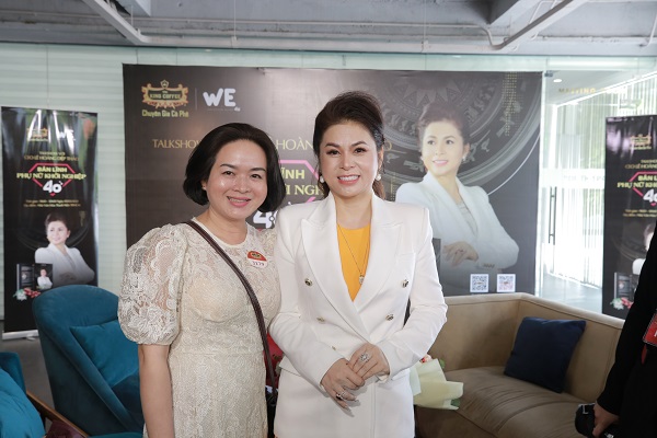 Bà Lê Hoàng Diệp Thảo chụp hình cùng với chị Ngà (Củ Chi) - một phụ nữ đã thành công với WEHOME CAFE