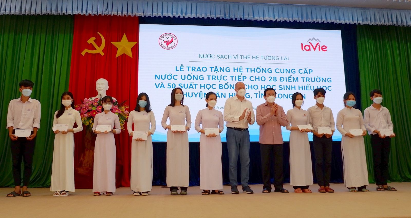 La Vie awarded 50 scholarships, totaling VND 50 million, to studious students in Tan Hung.