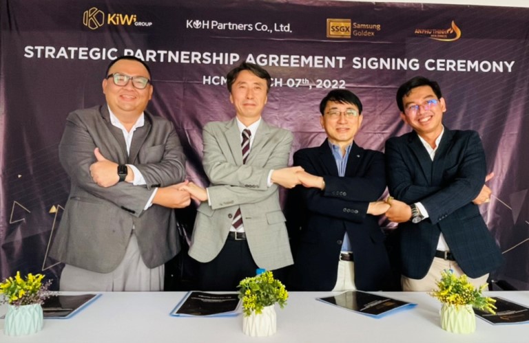 Lãnh đạo của các doanh nghiệp Kiwi Group, KOH Partners, Samsung Goldex và An Phú Thịnh Holdings (Từ trái qua)