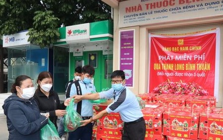 Medical personnel, physicians and patients' families at Hoa Binh General Hospital get gift dragon fruit from Nam Chinh Gold and Silver Fund Stone Company employees