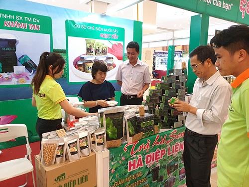 Ha Diep Lien lotus leaf tea was introduced at a fair