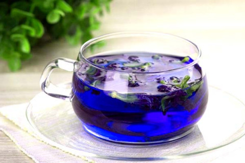 Medical personnel, physicians and patients' families at Hoa Binh General Hospital get gift dragon fruit from Nam Chinh Gold and Silver Fund Stone Company employees.