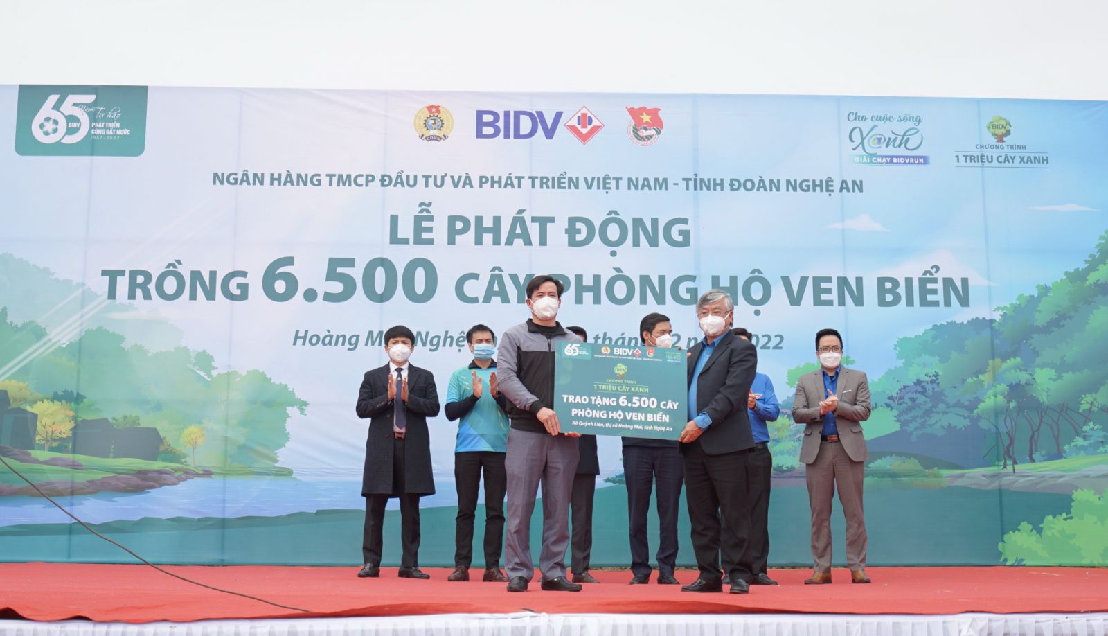 In Quynh Lien commune, Hoang Mai town, Nghe An province, BIDV gave 6,500 coastline protection trees