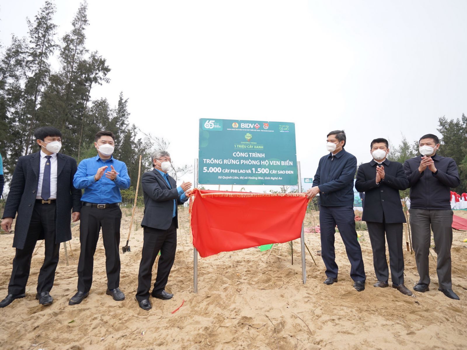 ảnh 5: The project to plant 6,500 coastal protecting trees in Quynh Lien commune, Hoang Mai town, Nghe An, was inaugurated by representatives of units