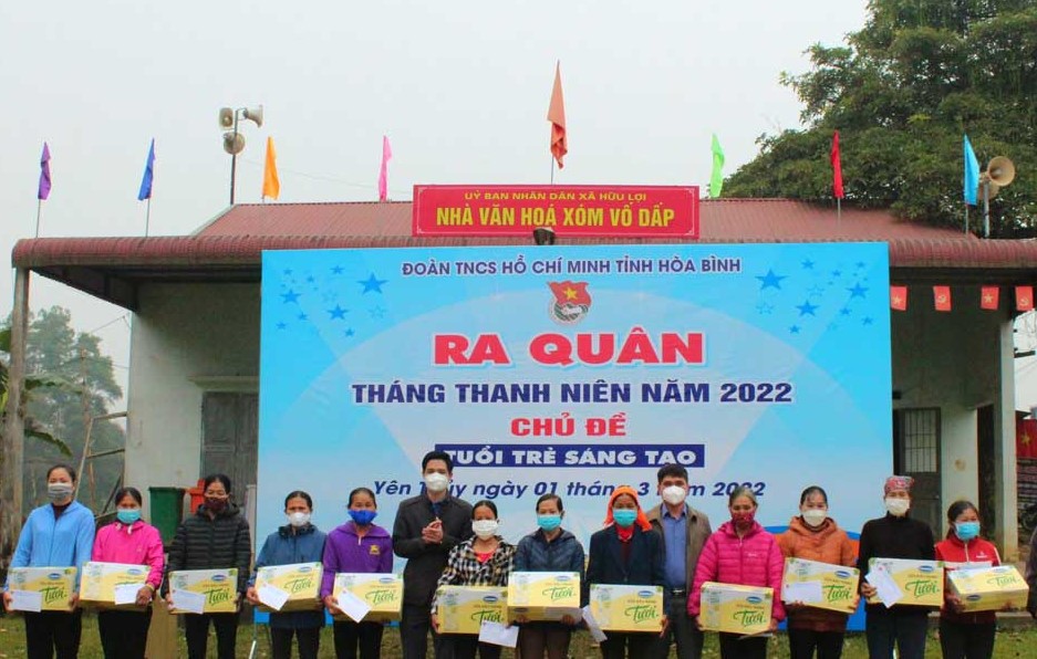 Organizing Committee of the program giving gifts to needy families in Huu Loi commune (Yen Thuy)