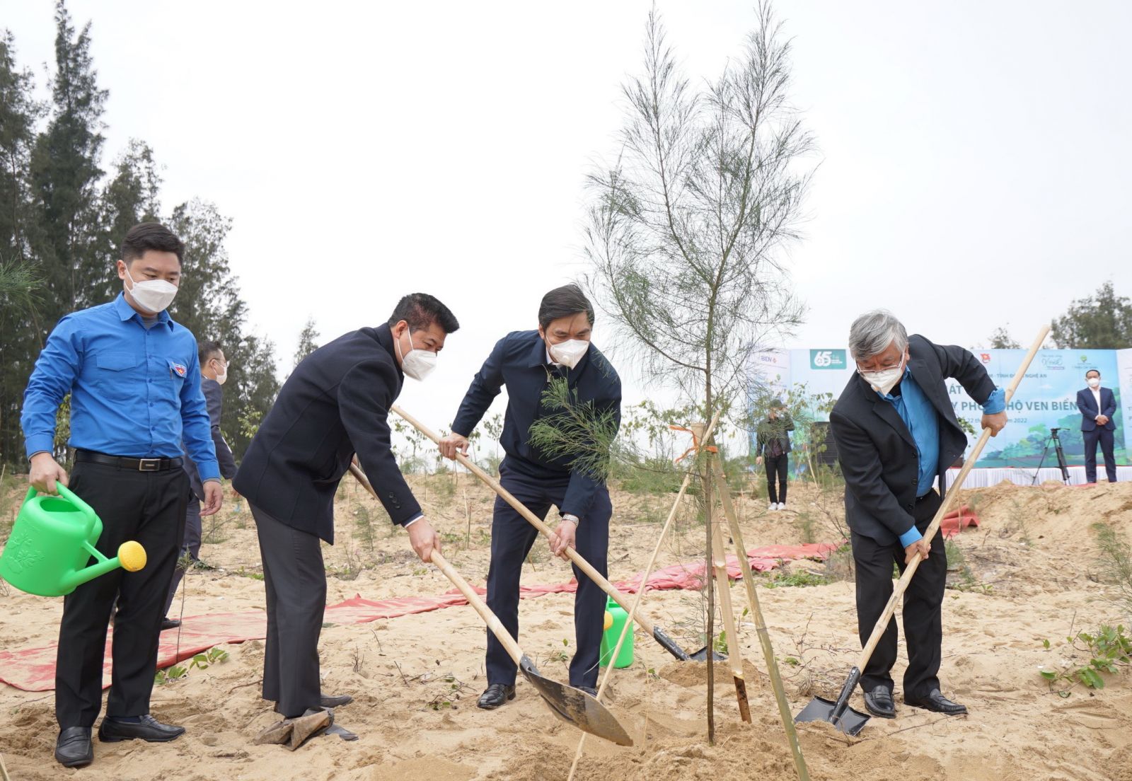 Leaders of troops taking part in tree planting in Nghe An province's Quynh Lien commune, Hoang Mai town