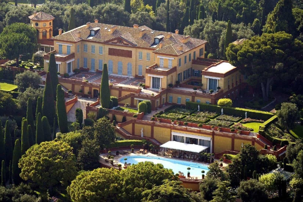 Villa Leopolda nằm giữa hai khu vực thuộc hàng đẹp nhất thế giới là Monaco và Nice (Pháp)
