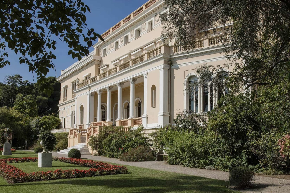 Nằm trong khuôn viên 14 ha, Villa Les Cèdres trông giống như một cung điện hơn là một ngôi nhà