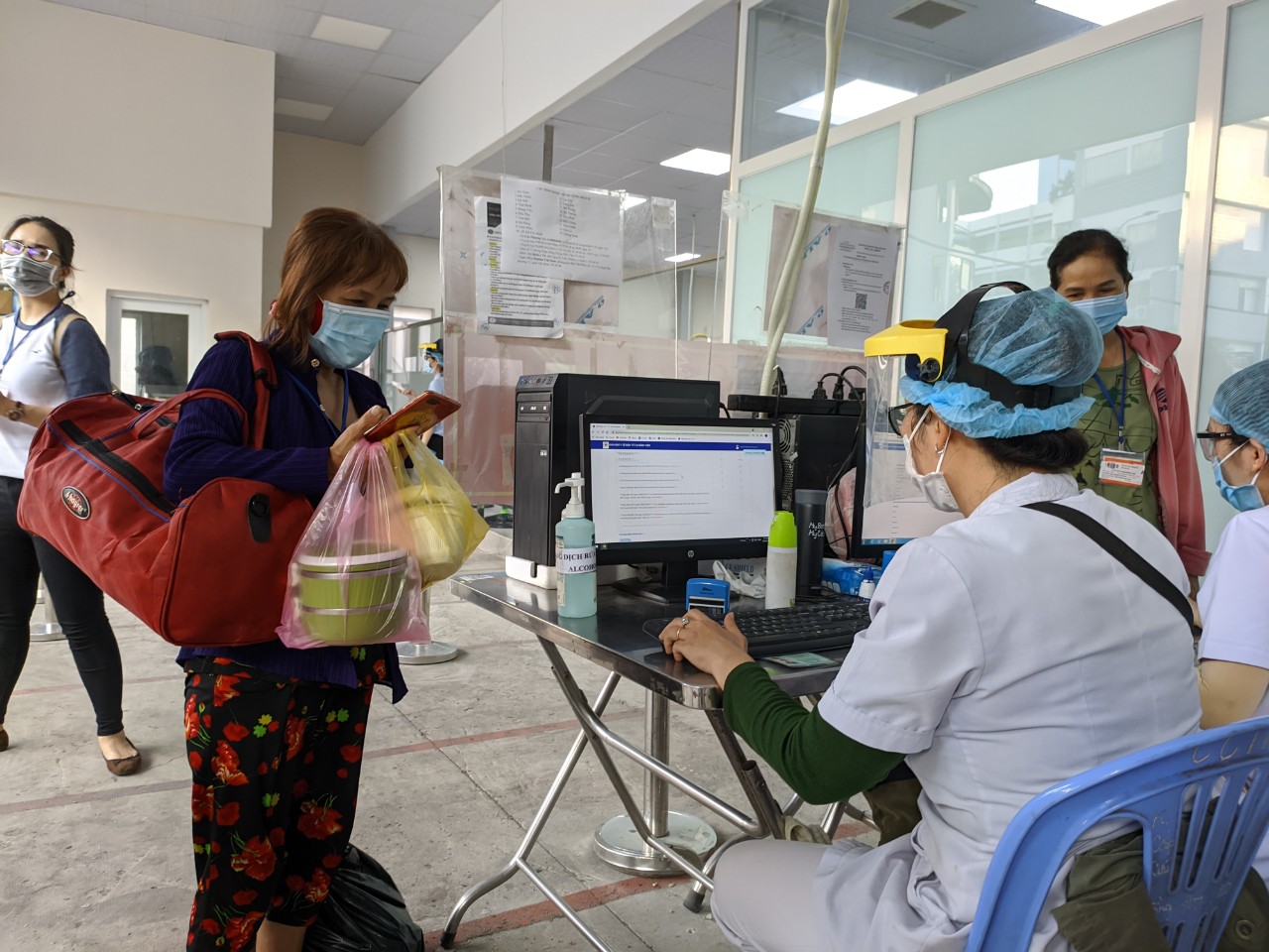 Bí thư Tỉnh ủy Nguyễn Mạnh Cường yêu cầu tăng cường ứng dụng công nghệ thông tin phục vụ test nhanh nhằm giảm bớt chi phí, thời gian của người dân
