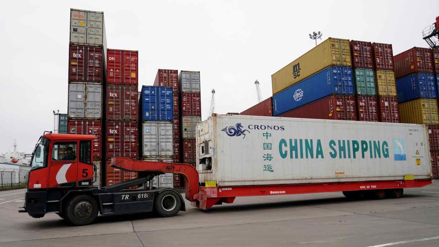 Ảnh minh Một chiếc xe tải vận chuyển một container vận chuyển có logo của Tập đoàn Vận tải biển Trung Quốc tại một cảng thương mại ở thị trấn Baltiysk thuộc Biển Baltic thuộc vùng Kaliningrad, Nga. © Reuters