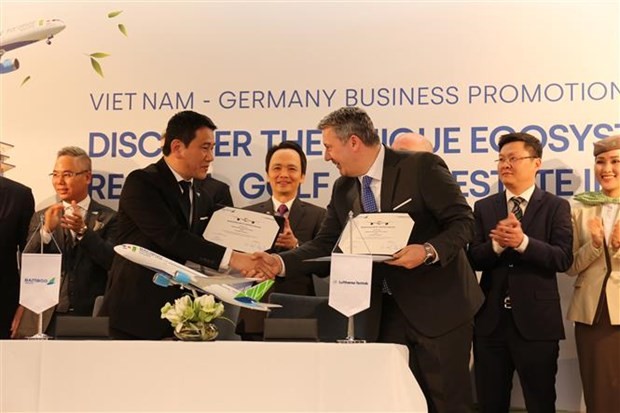 Bamboo Airways and Lufthansa Technik strike a cooperation agreement at the forum. (Photo: VNA)