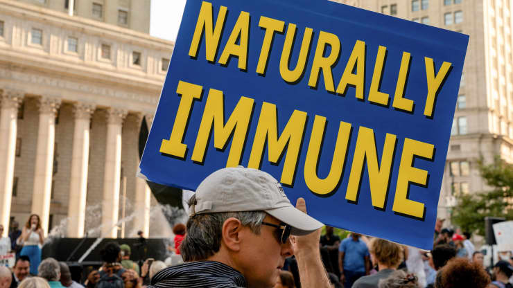 Một người cầm tấm biển khi mọi người tụ tập trong cuộc biểu tình chống lại vắc xin và hộ chiếu vắc xin do coronavirus bắt buộc (COVID-19) và hộ chiếu vắc xin, ở New York, ngày 27 tháng 9 năm 2021.