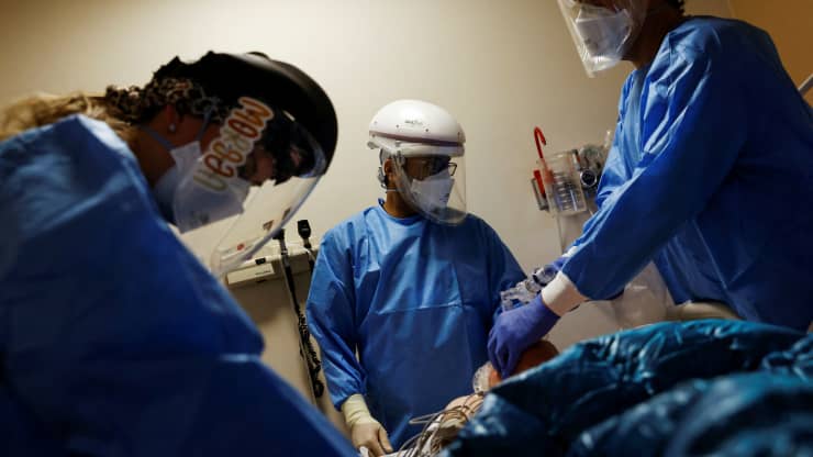 Nhân viên y tế điều trị một bệnh nhân mắc bệnh do coronavirus (COVID-19) trong Đơn vị Chăm sóc Đặc biệt (ICU) tại Bệnh viện Providence Mission ở Mission Viejo, California, ngày 25 tháng 1 năm 2022.