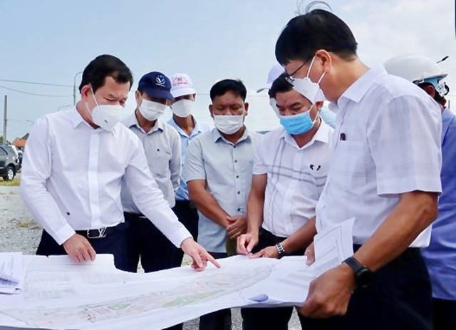Chủ tịch UBND tỉnh Quảng Ngãi Đặng Văn Minh (đầu tiên bên trái) tại buổi kiểm tra hiện trường dự án. Ảnh: N.Đức.