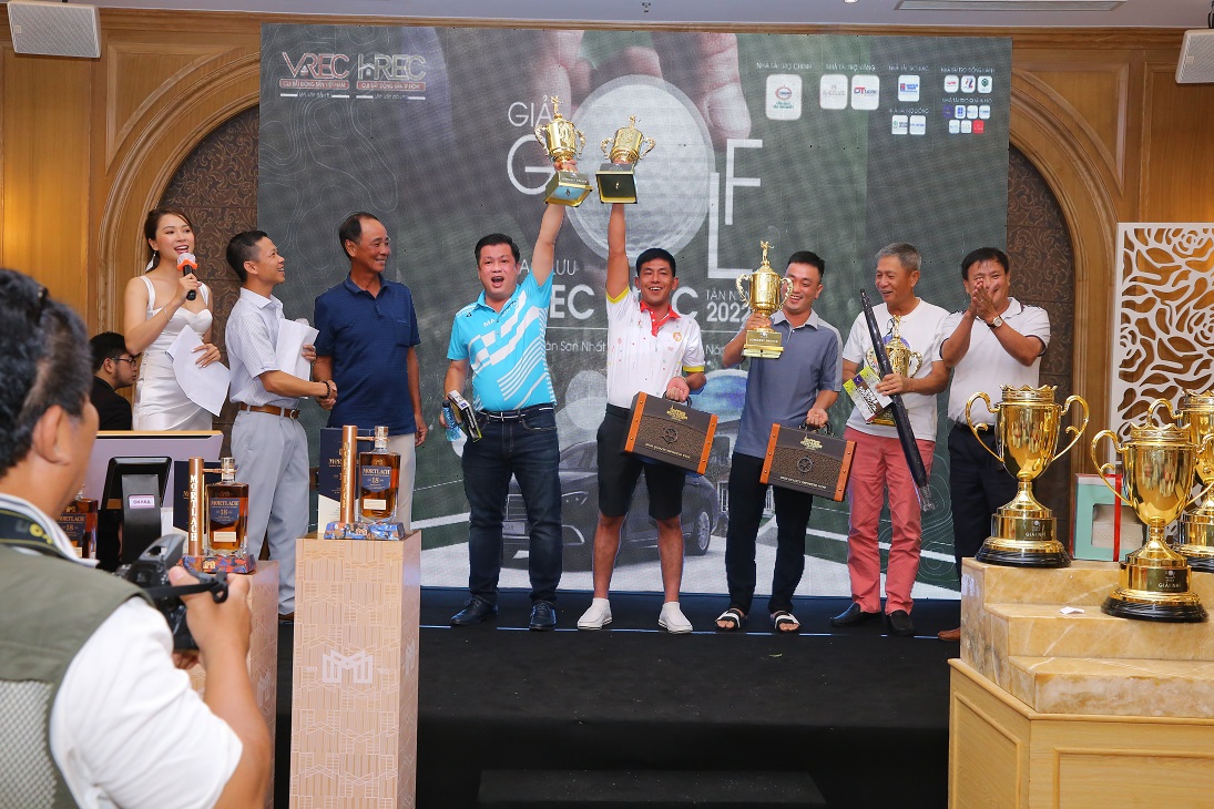 The organizers awarded the prize to the golfers competing. Photo by Trung Truc.