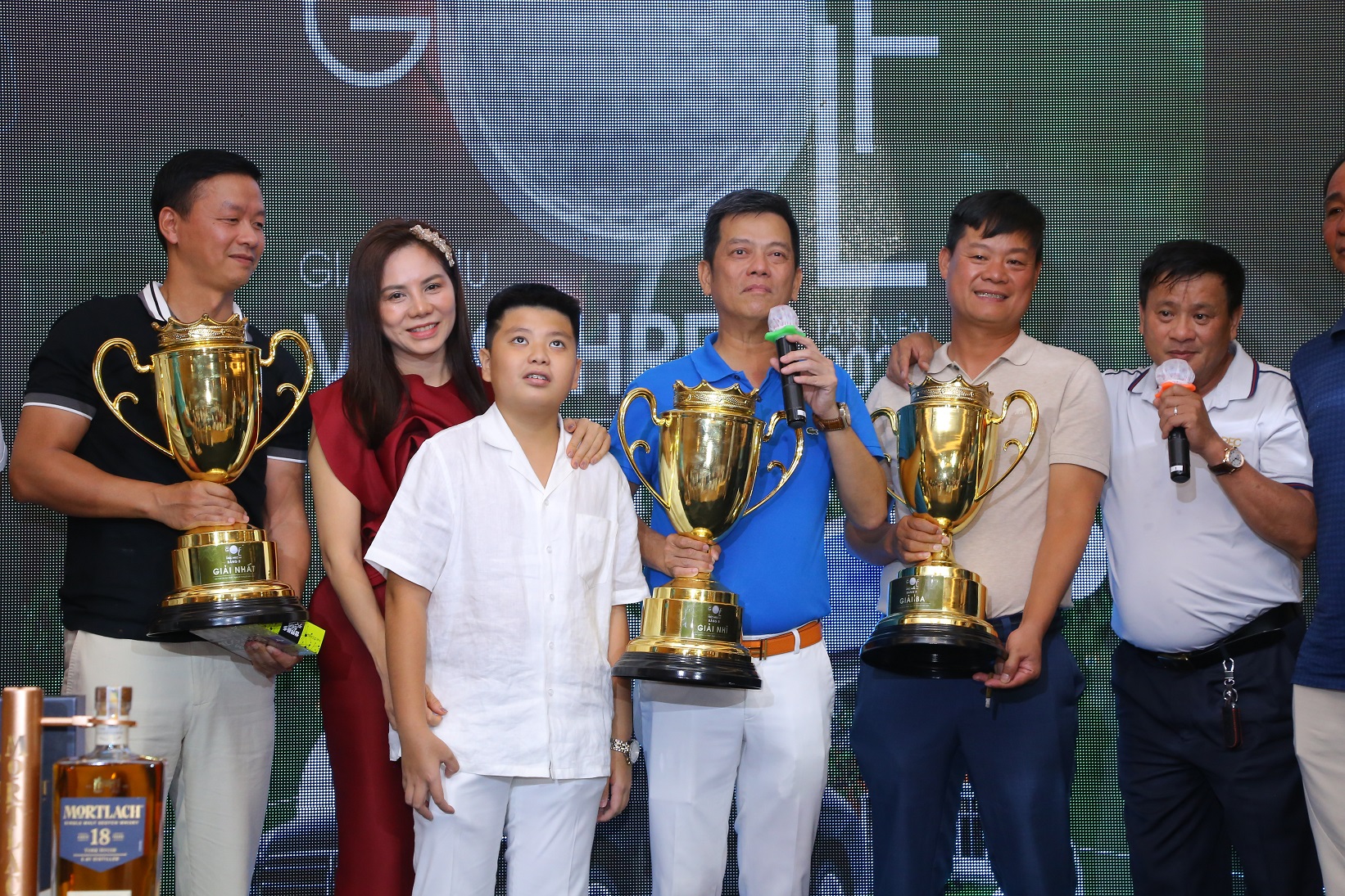 The organizers awarded the prize to the golfers competing. Photo by Trung Truc