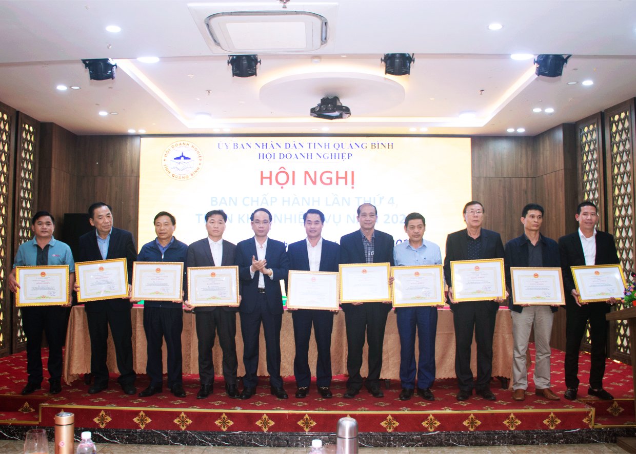 Hội doanh nghiệp Quảng Bình trao bằng khen