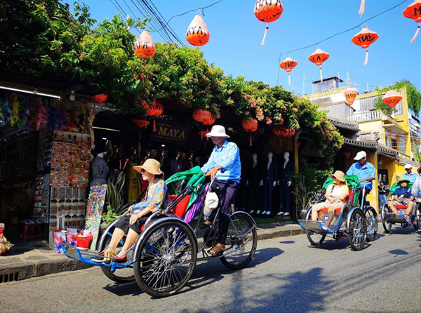 Foreign tourists visiting Hoi An City, Quang Nam Province, in October 2019. — VNA/VNS Photo