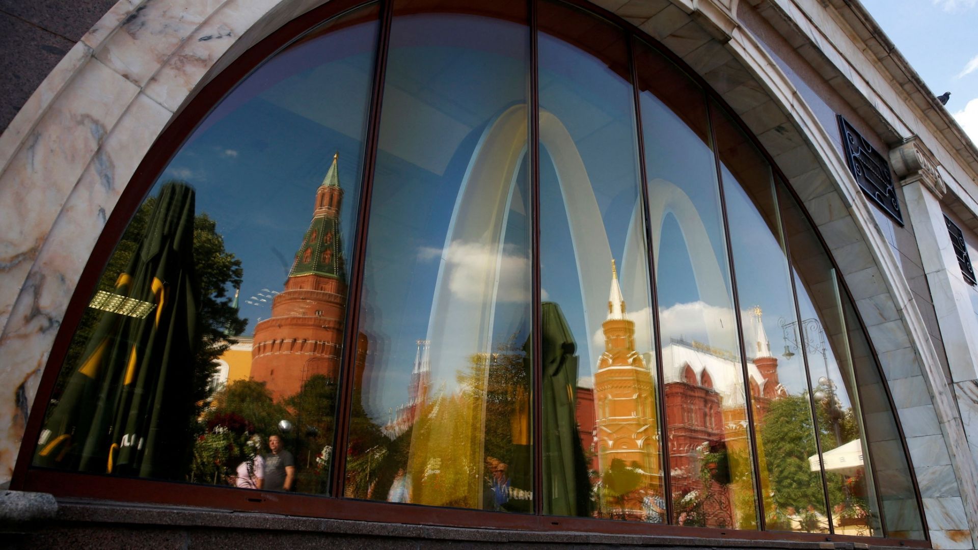 Các bức tường và tháp của Điện Kremlin được phản chiếu qua cửa sổ của một nhà hàng McDonald ở Moscow. Chuỗi cửa hàng thức ăn nhanh của Mỹ đã quyết định đóng cửa tất cả các cửa hàng của mình tại Nga. © Reuters
