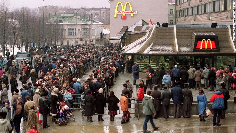 Khách hàng Liên Xô đứng xếp hàng bên ngoài cửa hàng McDonald's đầu tiên vừa khai trương ở Liên Xô vào ngày 31 tháng 1 năm 1990 tại Quảng trường Pushkin ở Mátxcơva.