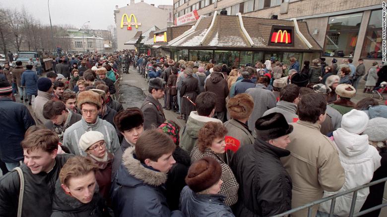 Hàng trăm người xếp hàng xung quanh nhà hàng McDonald's đầu tiên ở Liên Xô tại Quảng trường Pushkin ở Moscow, vào ngày khai trương.