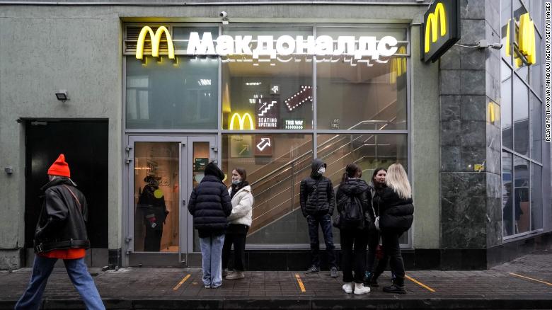 Một cửa hàng McDonald ở Moscow vào khoảng năm 2021.