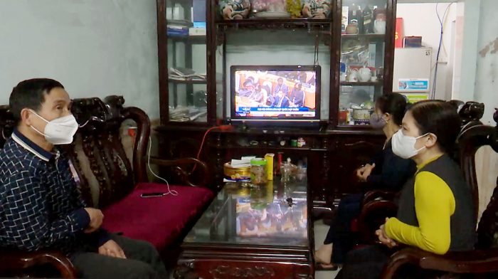 Gia đình ông Lại Văn Long theo dõi thông tin thời sự tại Ukraine qua truyền hình