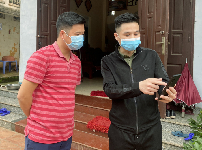 Anh Dương Văn Duẩn (bên phải) không giấu nổi sự xúc động khi được trở về nhà an toàn