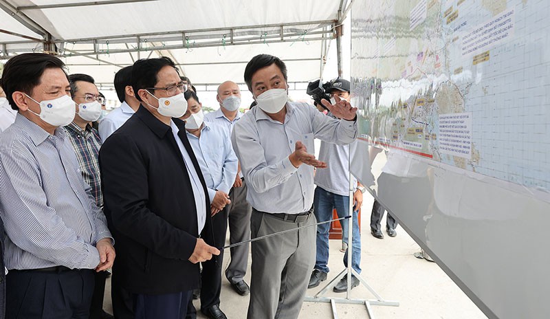 Thủ tướng thị sát thực địa dự án cao tốc Buôn Ma Thuột-Vân Phong. Ảnh: VGP