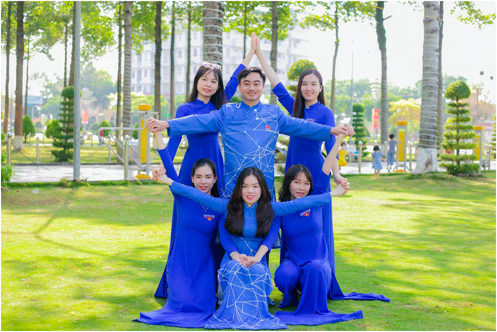 Bí thư Tỉnh Đoàn Bình Phước Trần Quốc Duy (chính giữa) cùng nhóm bạn trẻ hào hứng mặc áo dài của NTK Việt Hùng với logo Đoàn thanh niên và các họa tiết độc đáo.