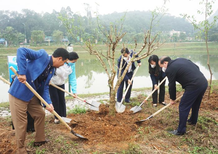 Chủ tịch Hội LHPN Việt Nam- Hà Thị Nga, Phó Bí thư Thường trực Tỉnh ủy Phú Thọ -Hoàng Công Thủy cùng các đại biểu trồng cây xanh trong khuôn viên Khu Di tích lịch sử Đền Hùng