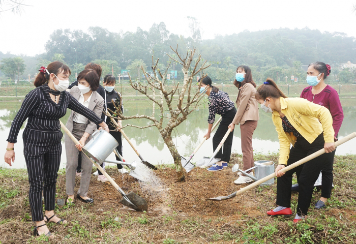Cán bộ, hội viên, phụ nữ thành phố Việt Trì trồng và chăm sóc cây xanh trong khuôn viên Khu Di tích lịch sử Đền Hùng