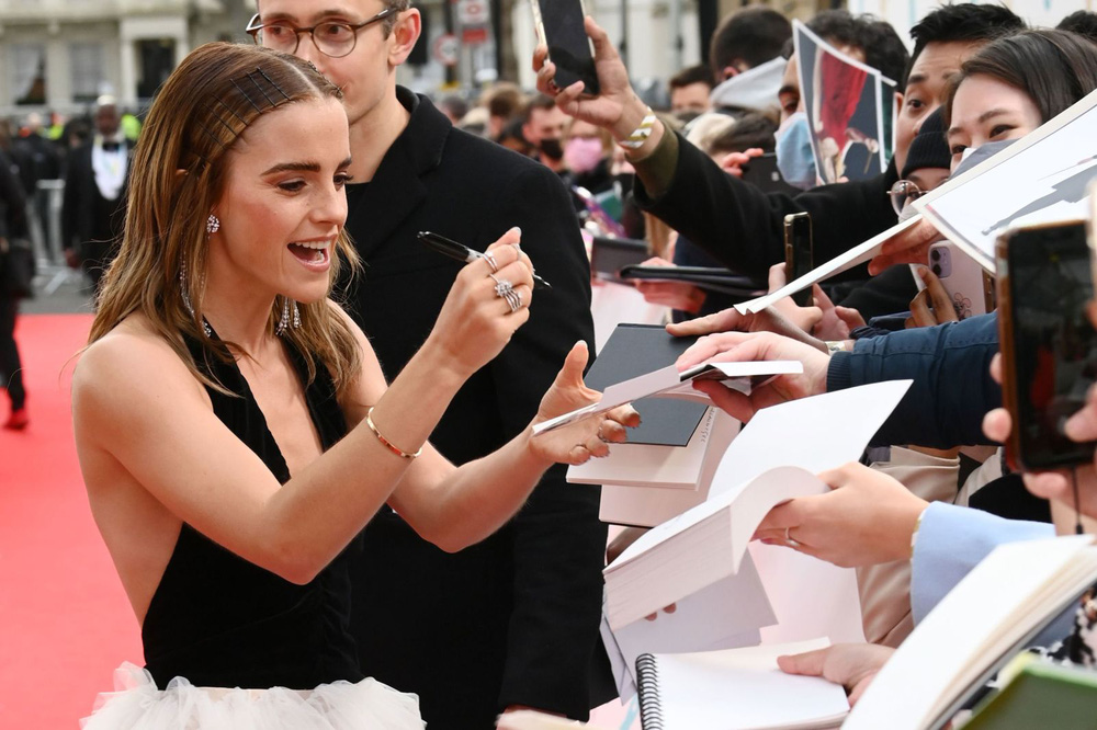 Nữ diễn viên Emma Watson ký tặng cho người hâm mộ