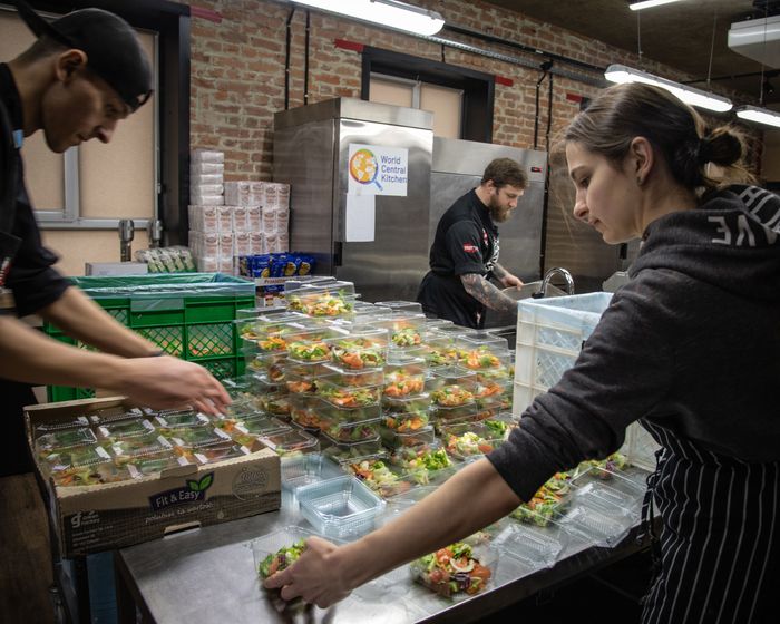 FESTrepublic, một tập hợp các nhà hàng địa phương ở Lviv, đang làm việc với nhóm cứu trợ World Central Kitchen để chuẩn bị và phân phát các bữa ăn miễn phí trong thành phố.
