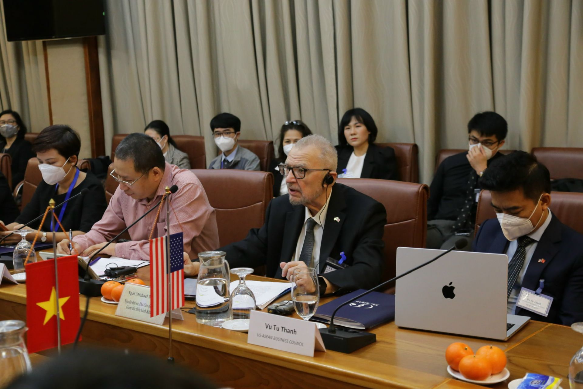 Ông Michael Michalak - Phó Chủ tịch Cấp cao kiêm Giám đốc Điều hành khu vực của Hội đồng kinh doanh Hoa Kỳ - ASEAN phát biểu tại buổi làm việc