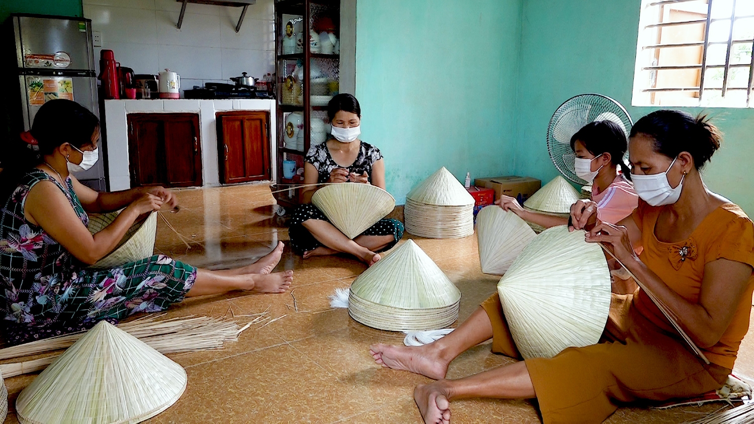 Nhân rộng nghề may nón ở xã Quảng Thủy.