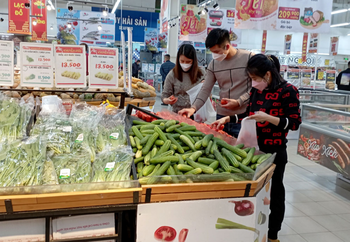 Người dân mua sắm hàng hóa tại Siêu thị BigC TP Việt Trì