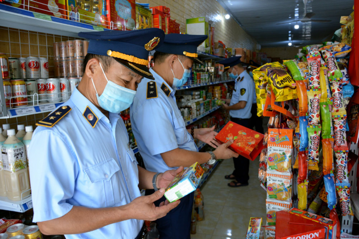 Lực lượng quản lý thị trường huyện Yên Lập kiểm tra hàng hóa tại Cửa hàng tiện ích Anh Mart (thị trấn Yên Lập)