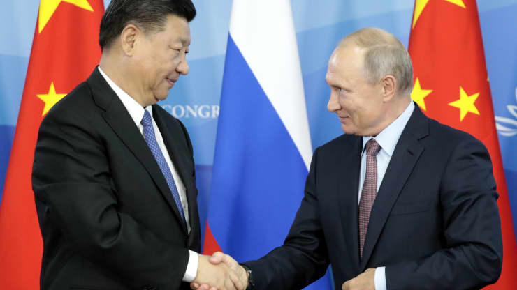 Tổng thống Nga Vladimir Putin (R) bắt tay người đồng cấp Trung Quốc Tập Cận Bình trong lễ ký kết sau cuộc hội đàm Nga-Trung bên lề Diễn đàn Kinh tế Phương Đông ở Vladivostok vào ngày 11 tháng 9 năm 2018.