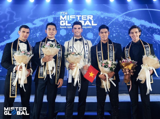 Danh Chiếu Linh (thứ hai từ phải sang) bên nam vương và các á vương của Mister Global 2022