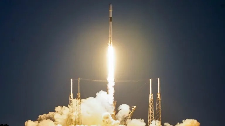 Một tên lửa SpaceX Falcon 9 cất cánh từ Cape Canaveral, Florida, ở Mỹ, vào tháng 1 năm 2022. © AP