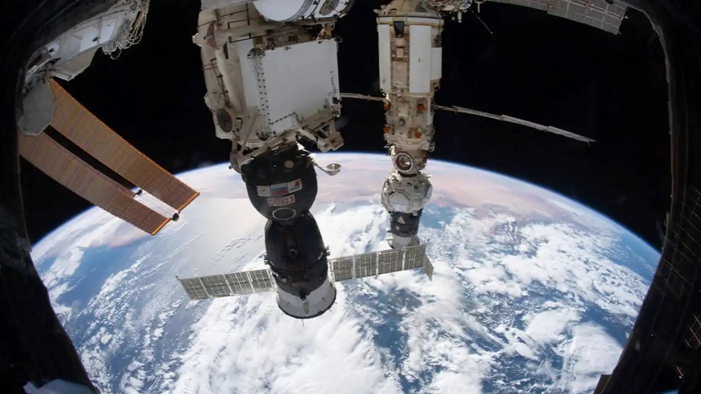 Trạm Vũ trụ Quốc tế, cập bến với phi hành đoàn Soyuz MS-19, quay quanh Trái đất vào tháng 12 năm 2021. © NASA / AP