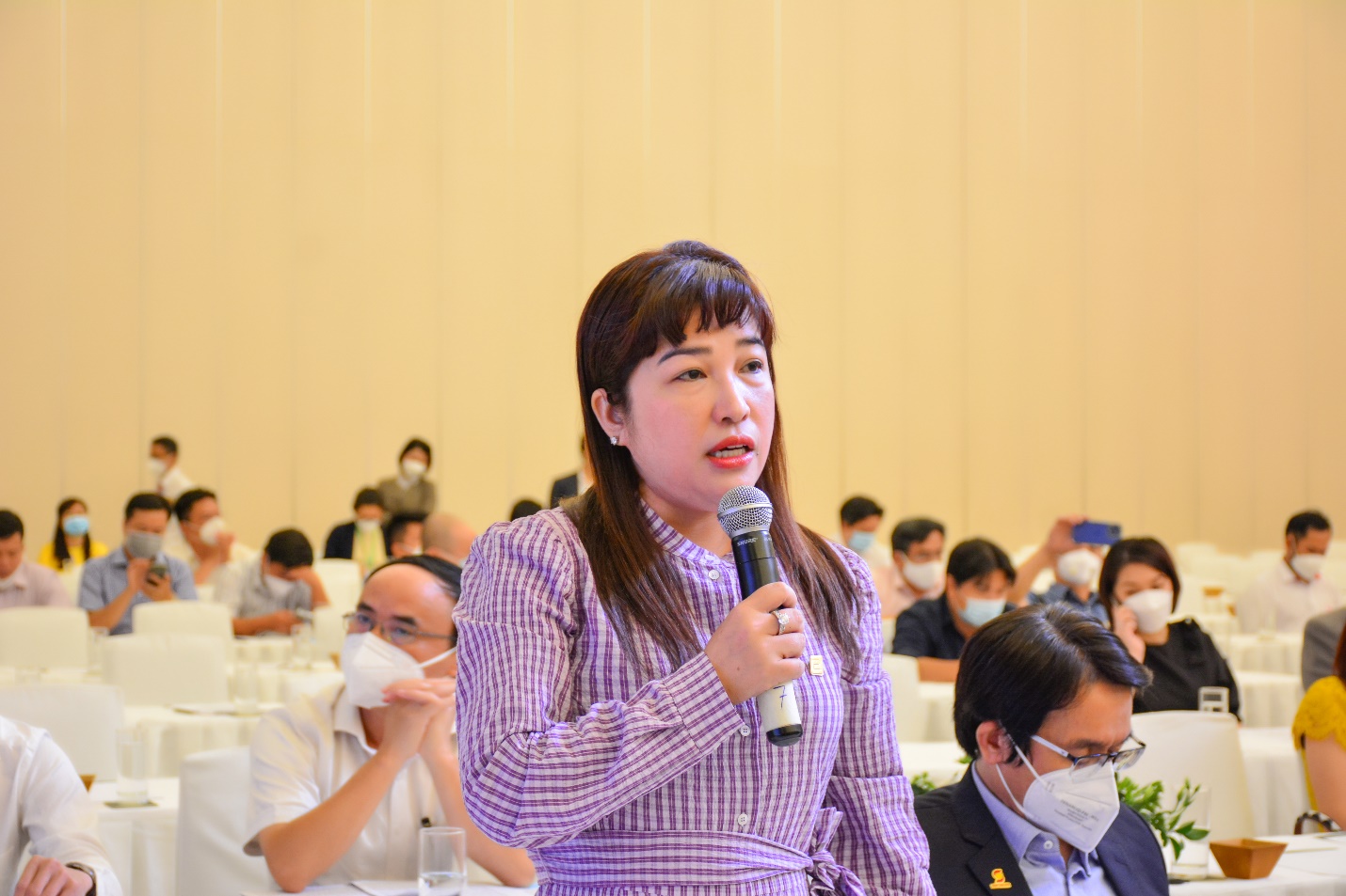 CEO Luu Thi Thanh Mau speaks in the seminar to contribute ideas for the general planning project of Thu Duc City