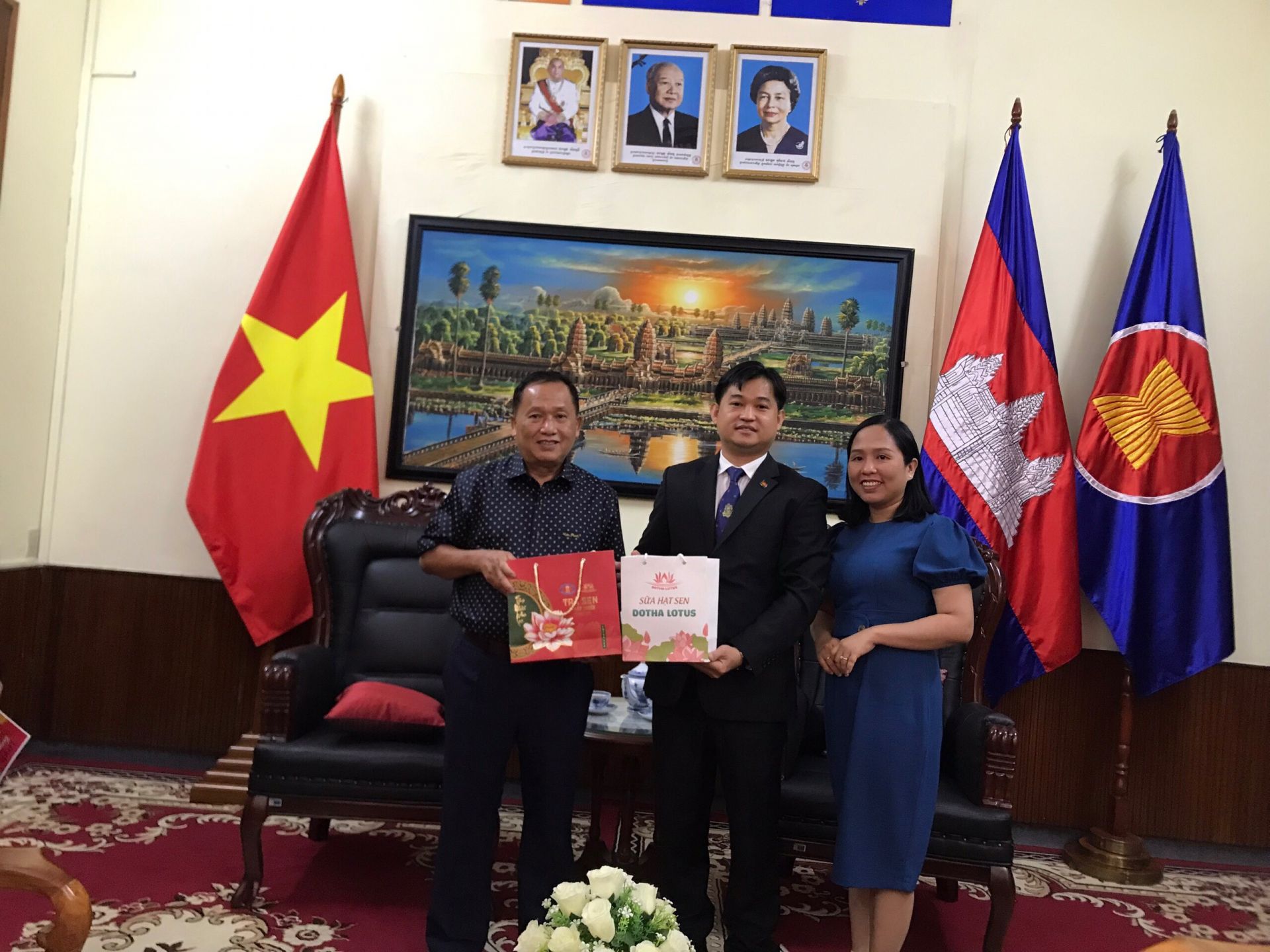 Chị  Nguyễn Bích Ngọc tặng Trà Hương Sen cho ông Ông Sok Dareth Tổng lãnh sự vương quốc Campuchia tại TPHCM.