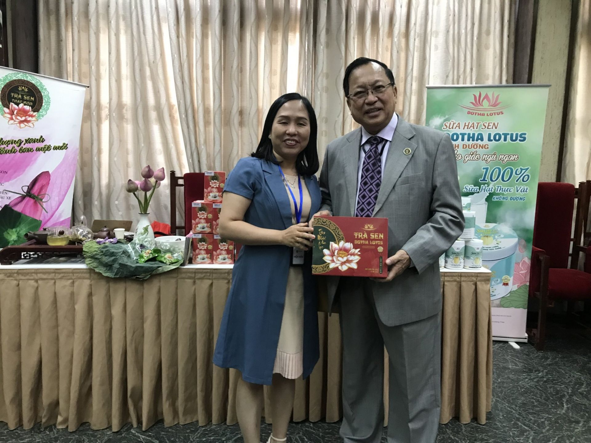 Chị Bích Ngọc tặng sản phẩm Trà Sen cao cấp đến Giáo sư Hà Tôn Vinh - Chuyên gia kinh tế, Chủ tịch Tổ hợp tư vấn giáo dục Stellar Management