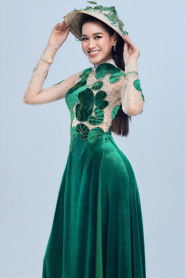 Đỗ Thị Hà tham gia phỏng vấn kín với trang phục áo dài, họa tiết rau má để thể hiện niềm tự hào quê hương