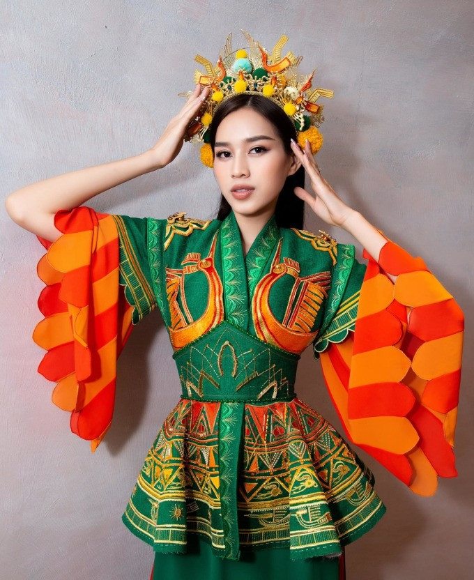 Đỗ Thị Hà mặc trang phục dân tộc khi trình diễn tiết mục Dance of the World.