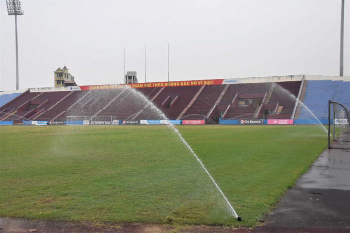 Mặt cỏ Sân vận động Việt Trì, tỉnh Phú Thọ thường xuyên được tưới nước bằng hệ thống hiện đại