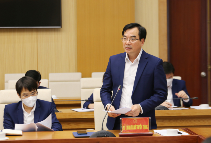 Đồng chí Trịnh Hùng Sơn - Giám đốc Sở Thông tin và Truyền thông, Phó Trưởng Ban Tuyên giáo Tỉnh ủy báo cáo nội dung triển khai Chuyển đổi số của tỉnh giai đoạn 2022 - 2025